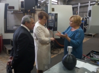 Генеральный директор ООО "НПО "Атом" Ирина Жукова (справа) знакомит гостей с предприятием