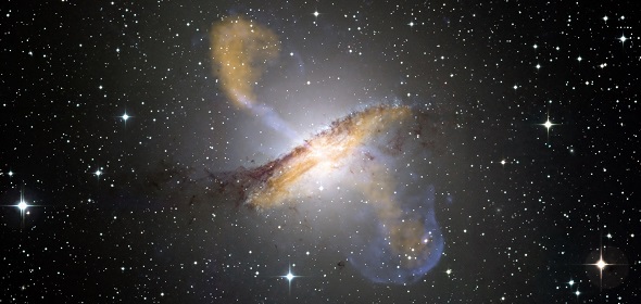 «Центавр А» является одним из активных галактических ядер, ближайших к Земле. Изображение: ESO / WFI (оптический); MPIfR / ESO / APEX / A.Weiss et al. (субмиллиметровый); NASA / CXC / CfA / R.Kraft et al. (рентгеновский)